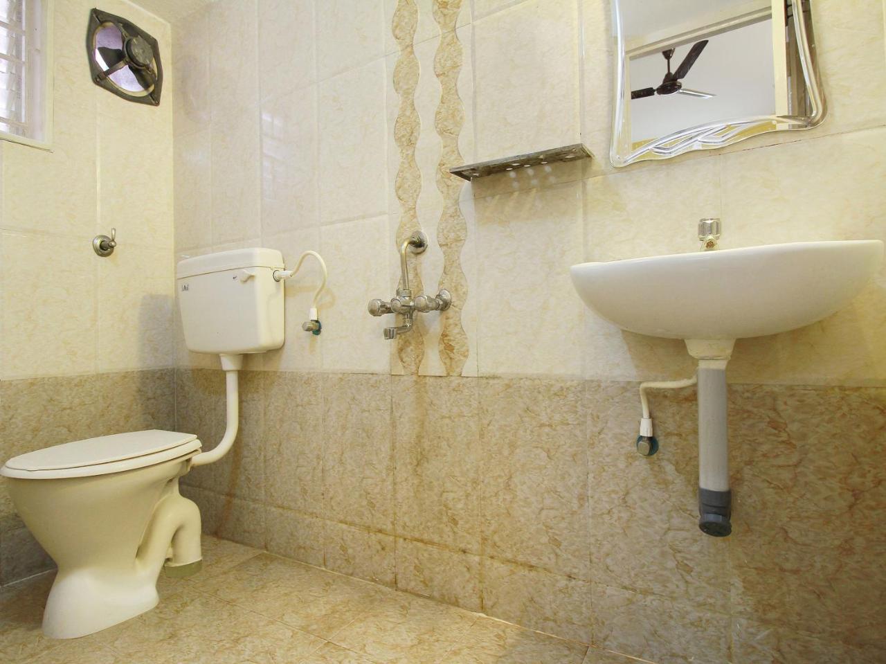 Oyo 1602 Galaxy Manor 3*